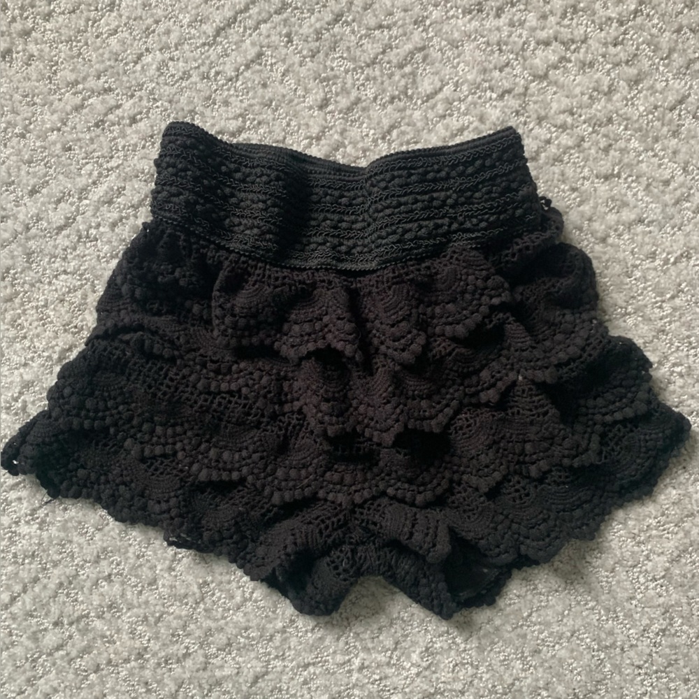 Elegant Black Lace Shorts - Picture 5 of 6